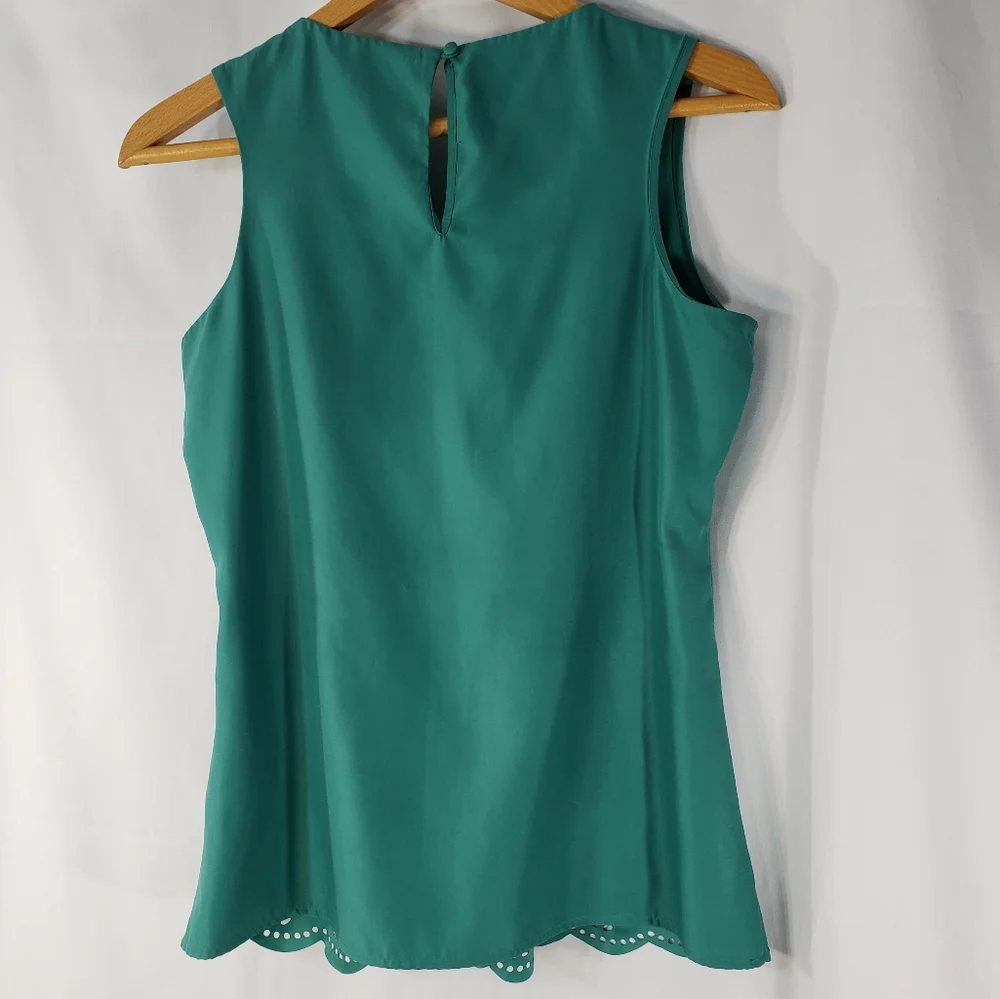 Banana Republic NWOT Green Perforated Front Hem Button Back Neck Top Size Small - Picture 4 of 7